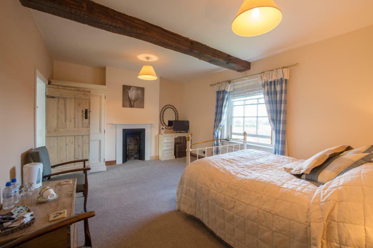 Moreton Hall Farm Panzió Newport  Kültér fotó