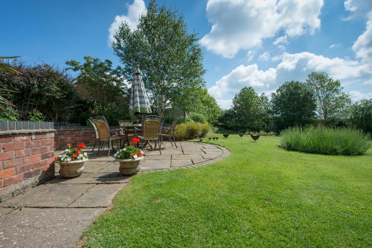 Moreton Hall Farm Panzió Newport  Kültér fotó